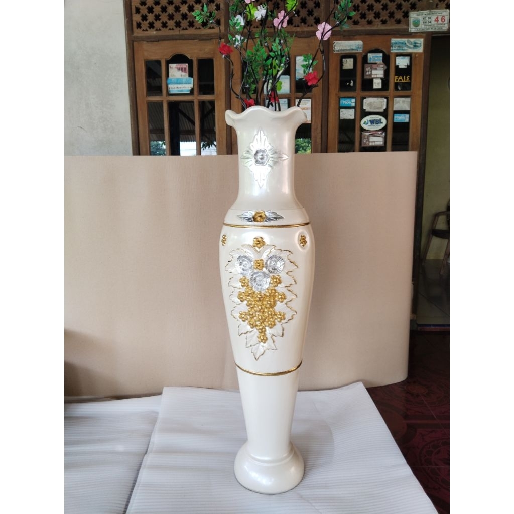 guci kayu ukir/guci jumbo/ guci kayu warna putih/ guci model terbaru/hiasanruangtamu/potbunga lantai