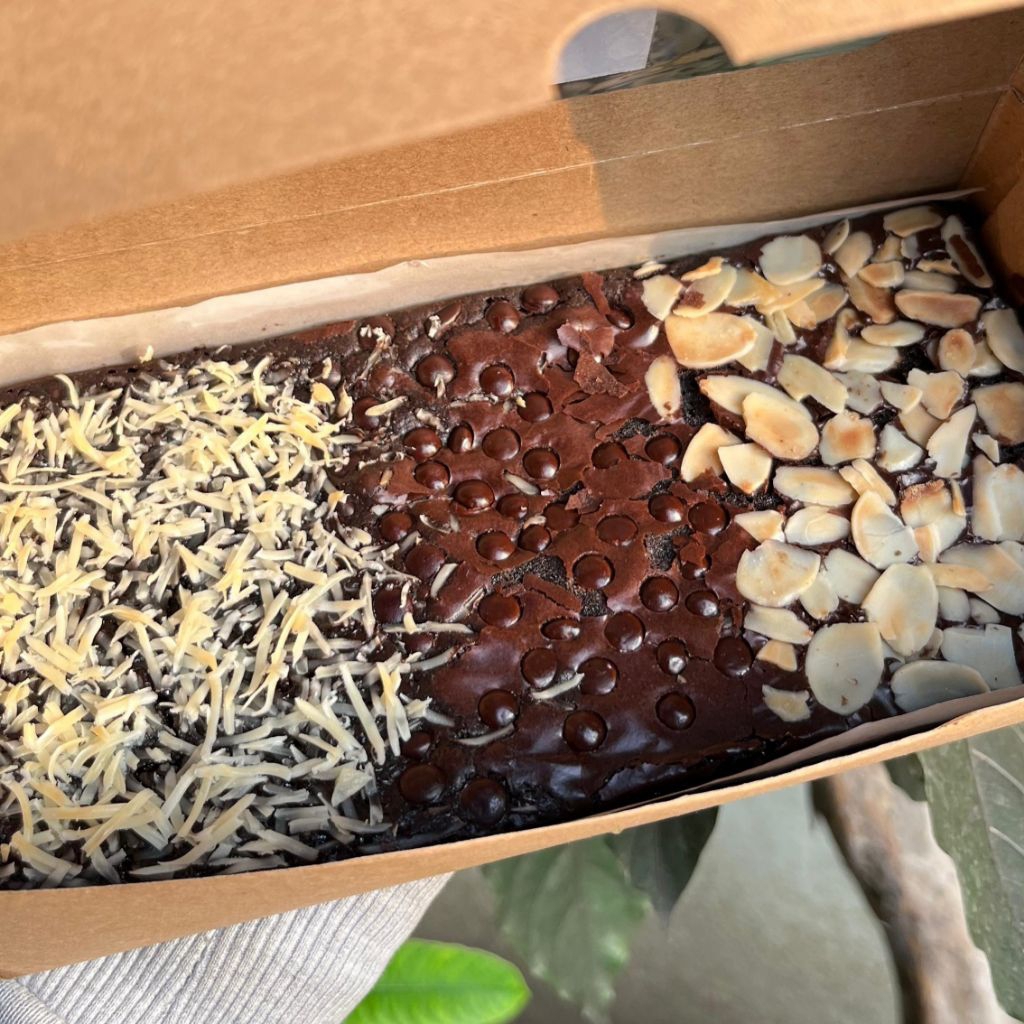 

PREMIUM Brownies Fudgy Lumer Full Topping Tanpa Sekat!! Ukuran 20x10 cm