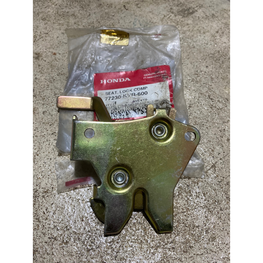 Seat lock comp atau Engel kunci jok untuk motor Revo 100 Carbu 77230KVR600