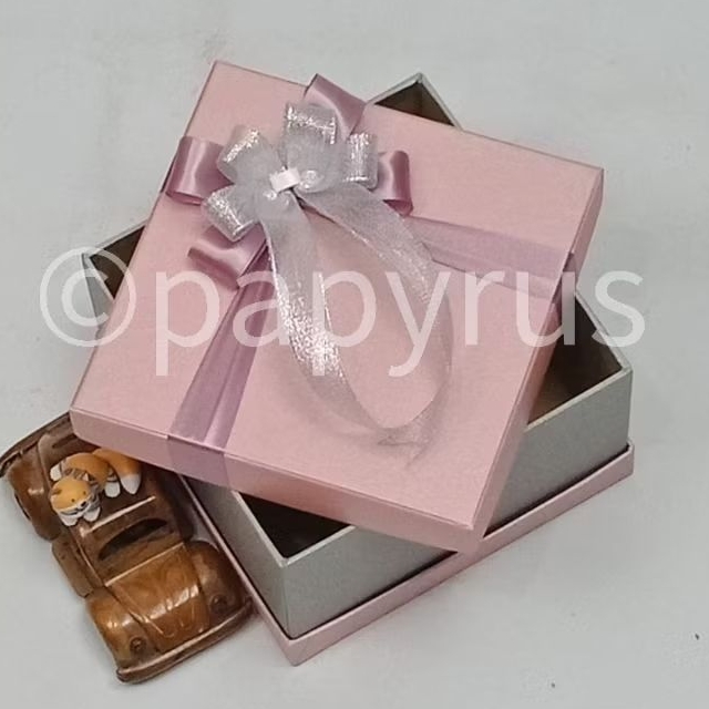 

PAPYRUS Sandwich 17,5x17,5 Tinggi 10cm Kotak Kado Gift Box V1
