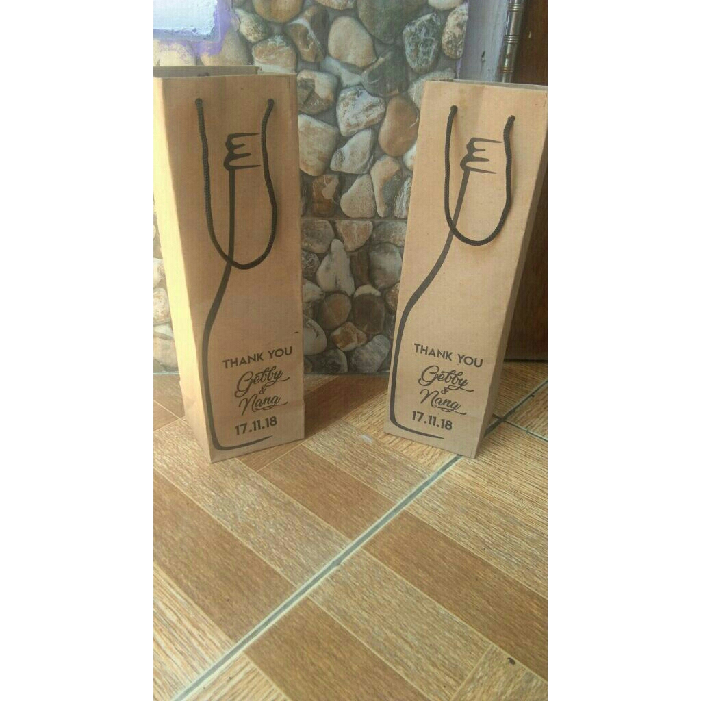 

PAPERBAG CUSTOM TEMPAT BOTOL TUMBLER 8*8*20 CM/souvenir pernikahan
