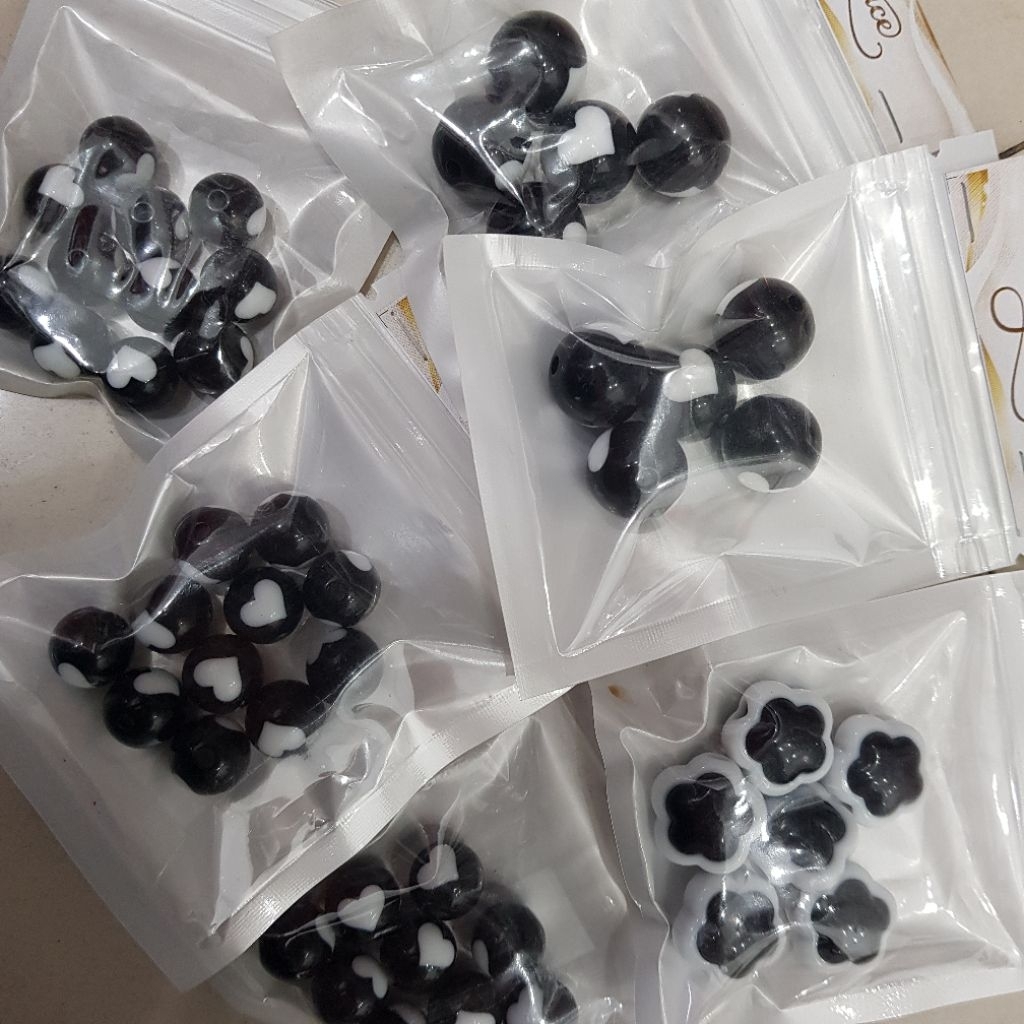 MANIK HITAM PUTIH