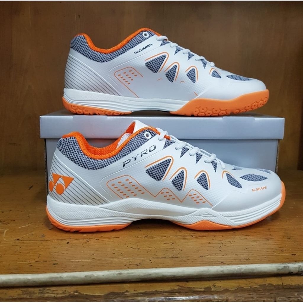 Sepatu Badminton Yonex Pyro Putih Orange Original Spatu Sapatu Septu Spt Shoes Bad Minton Bulu Tangk