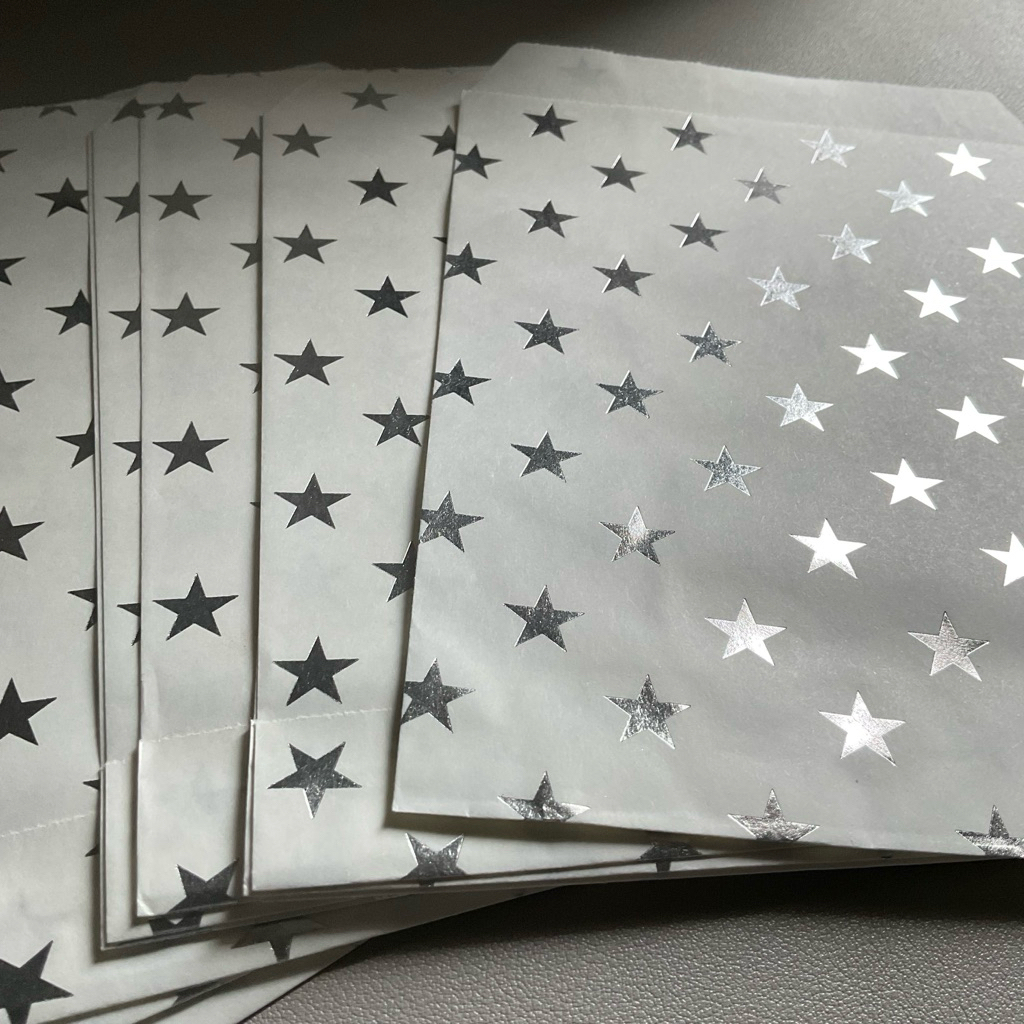 

PAPERBAG BAHAN PACKING SILVER STARS 13x18