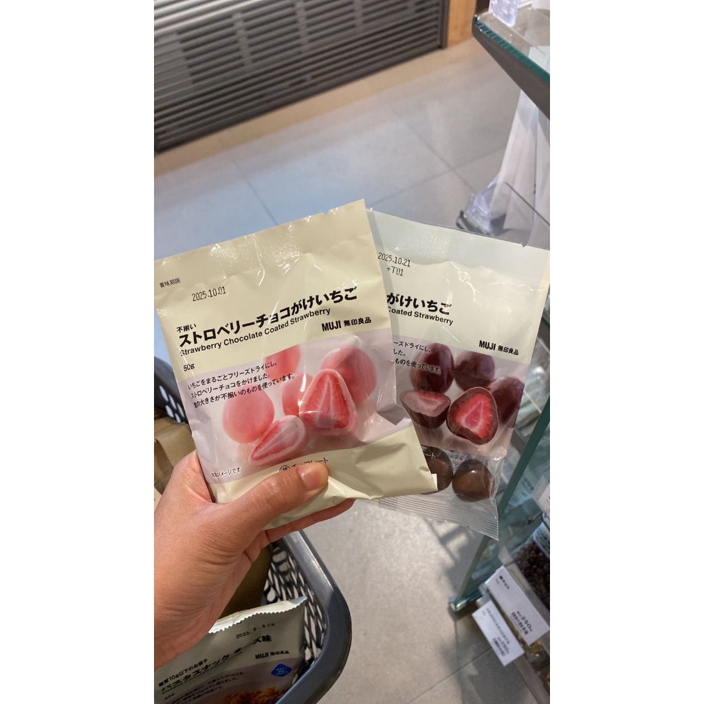 

MUJI Chocolate & White Chocolate Coated Strawberry – 50g