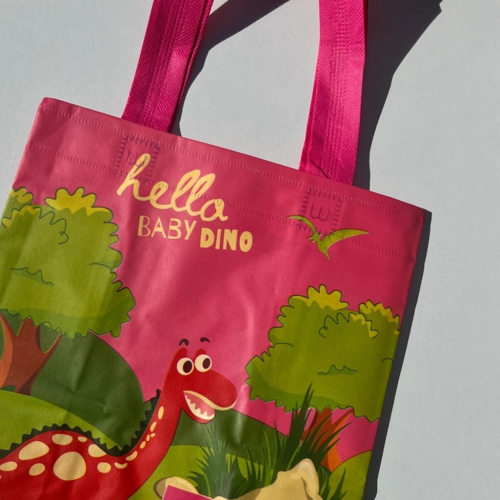 

Tas Goodie Bag Karakter Dino 25x25x15 cm | Spunbond Laminasi 75gsm | Souvenir Anak Ulang Tahun, Hampers, Bingkisan