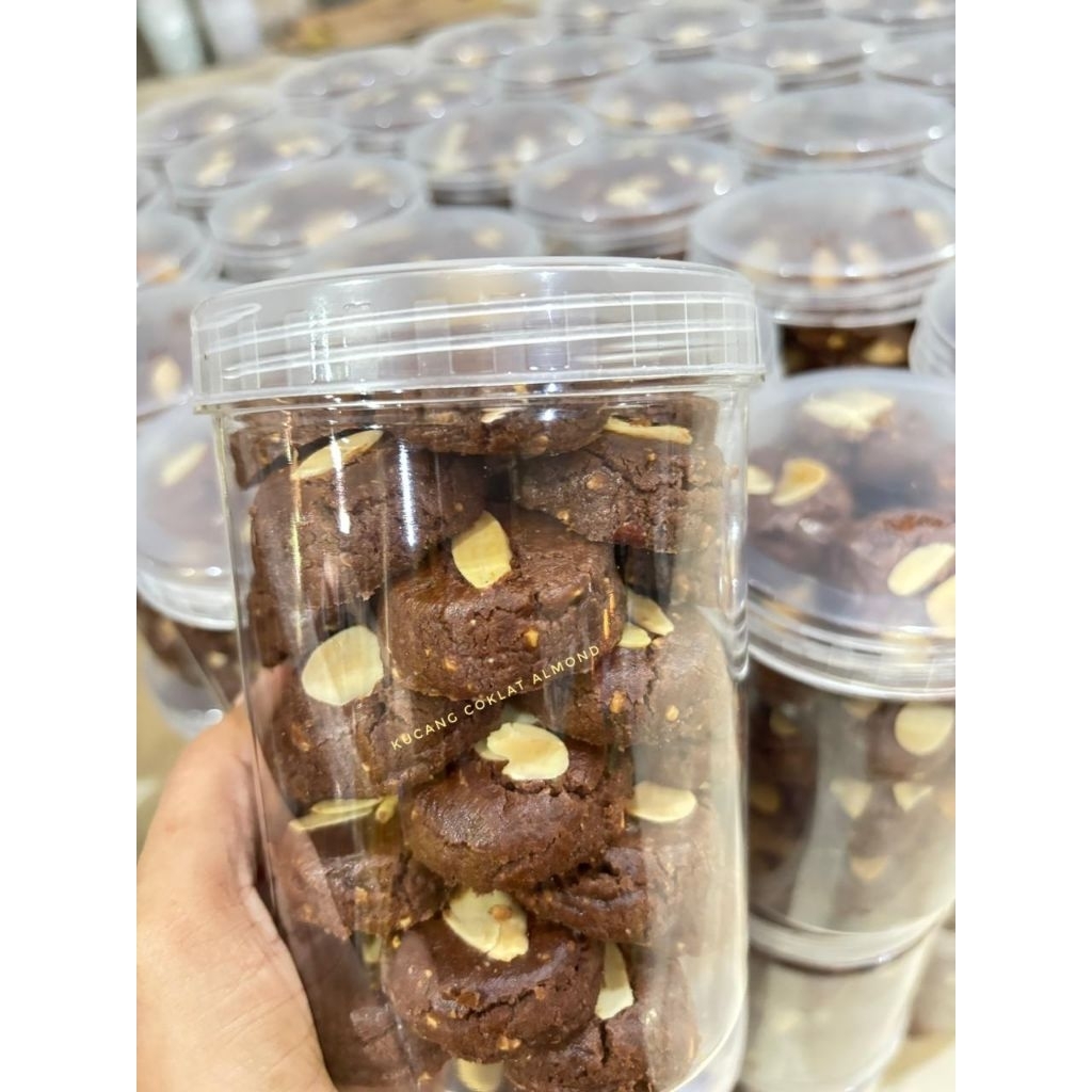 

kue kucang coklat topping 800ml / kucang coklat mete / kucang coklat almond / kucang asli jember / kue kacang jember