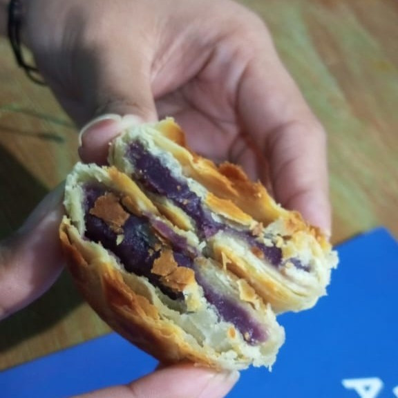 

Bakpia Ungu Khas Kalimantan Homemade | Vegetarian Friendly | Bakpia Basah Premium