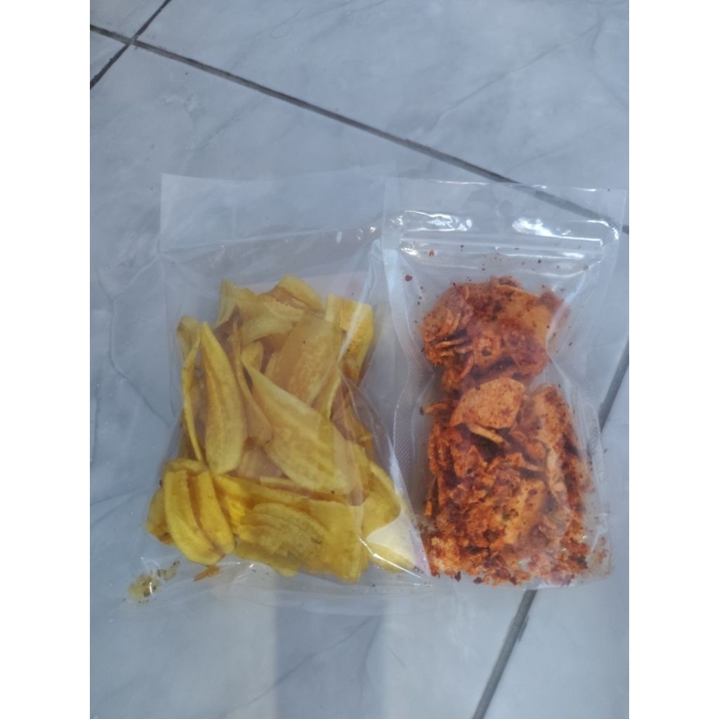 

1 paket keripik pisang dan basreng pedas