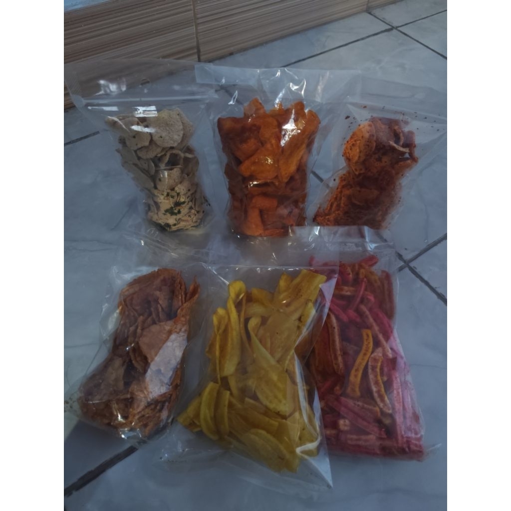 

basreng, keripik singkong, keripik pisang, kentang goreng dan keripik tempe