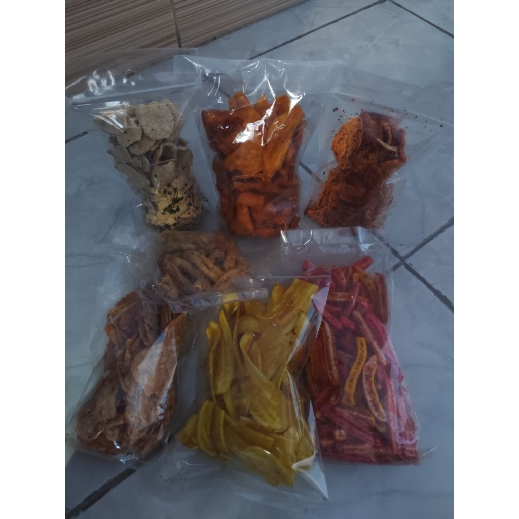 

basreng, keripik singkong, keripik pisang, kentang goreng, keripik tempe dan usus ayam kering