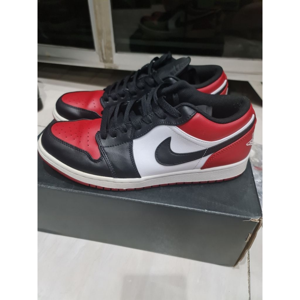 Jordan Low warna hitam merah size 44
