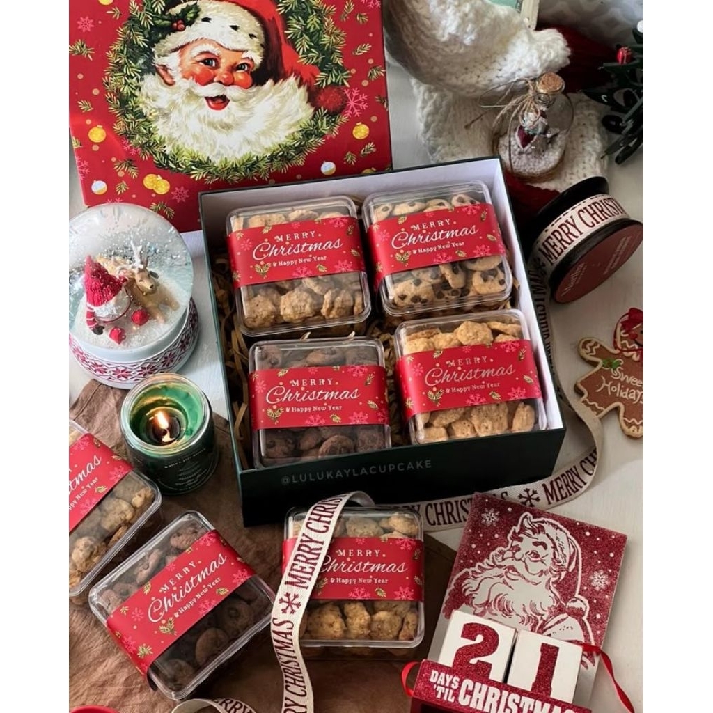 

Box C Paket 1. 4 Kue Kering (Kue Nastar + Kue Keju + Kue Coklat + Kue Salju) + Kartu Ucapan. Hampers Edisi Natal.