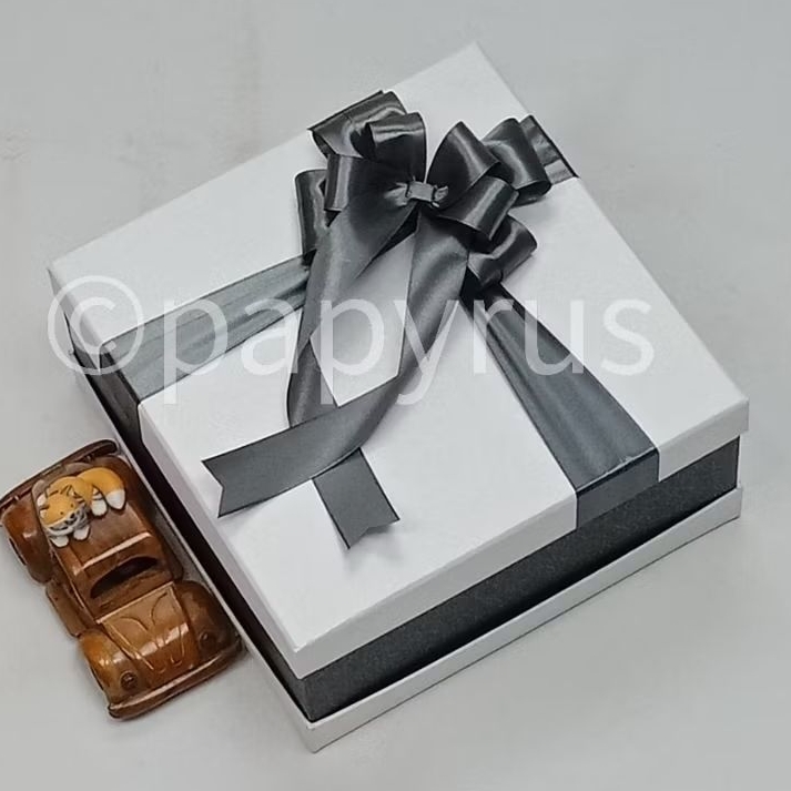 

PAPYRUS Sandwich 22,5x22,5 Tinggi 10cm Kotak Kado V2