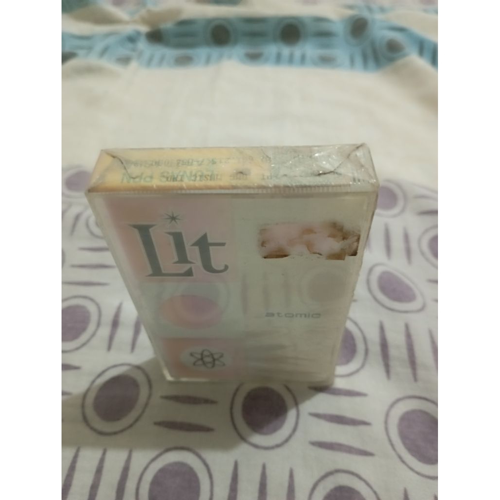 kaset pita lit atomic segel