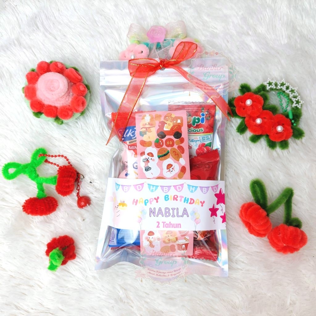 

PAKET MINI GIFT SNACK MERAH / HAMPERS SNACK MINI / KARTU UCAPAN SNACK / FREEBIES / GRADUATION GIFT / BINGKISAN ULTAH