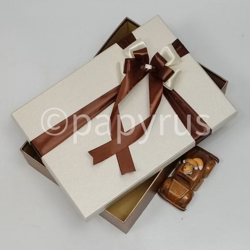 

PAPYRUS Kombinasi 25x35 Tinggi 5cm Kotak Kado Gift Box V3