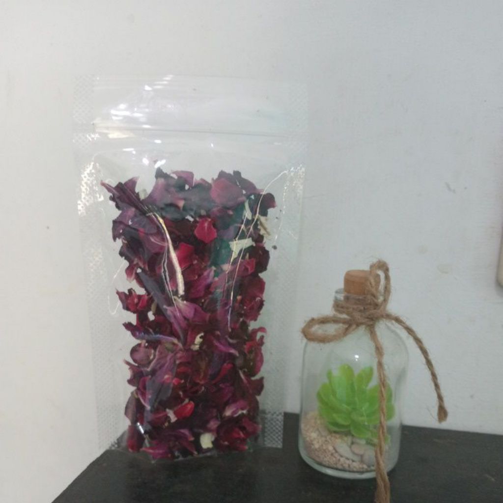 

kelopak bunga mawar kering / dried rose petals