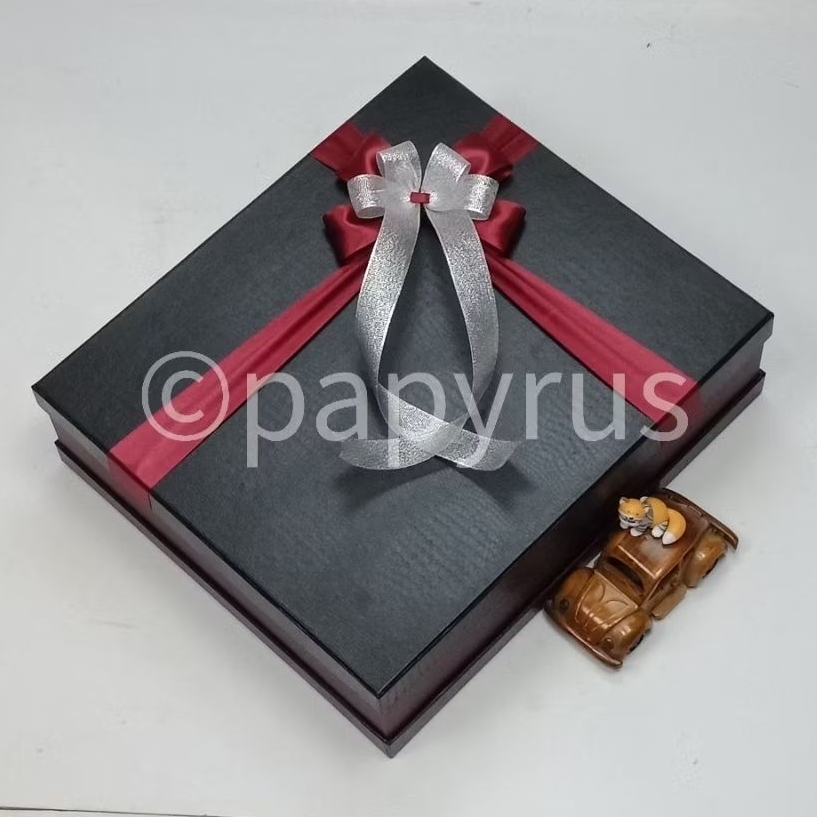 

PAPYRUS Sandwich 32,5x37,5 Tinggi 10cm Kotak Kado Gift Box V3