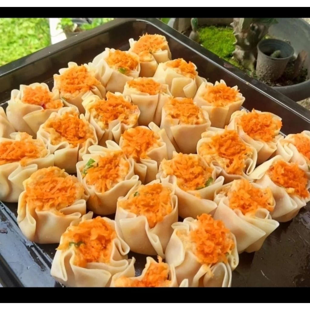

dimsum toping ayam suwir .keju.tetelan dan jamur .10 k isi 10