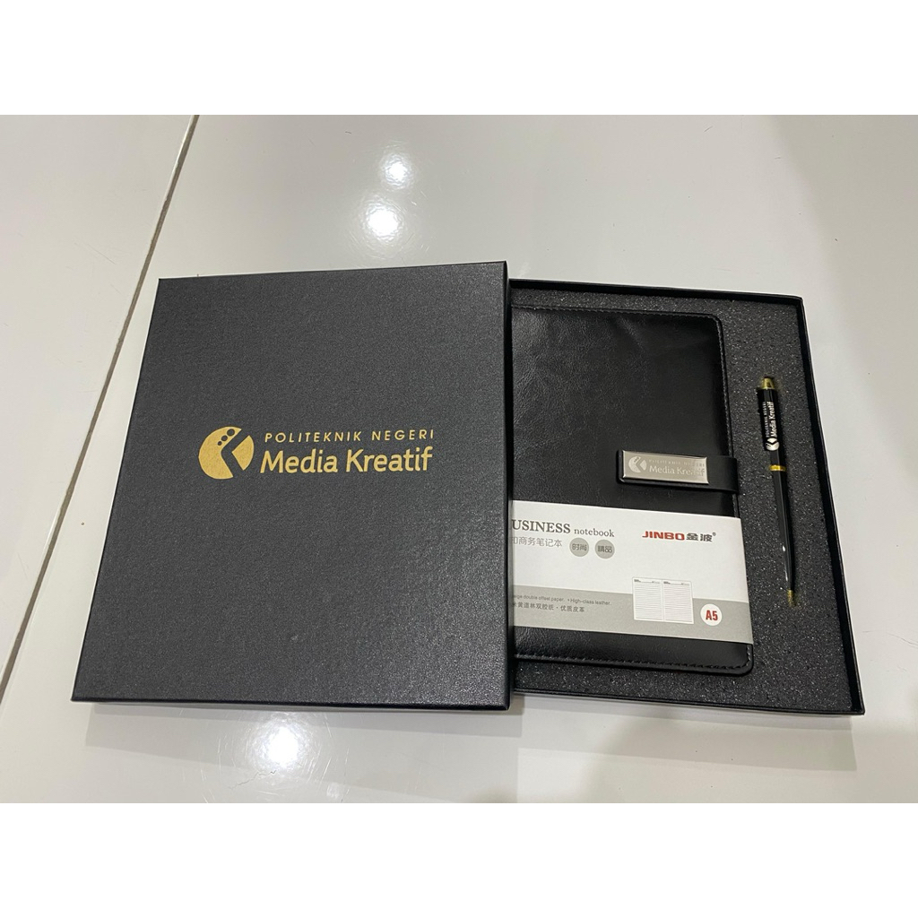 

Buku Agenda Notebook A5 + Pena Parker TW Feee Custom Logo atau Tulisan - Grafir Laser Souvenir Exclusive GiftSet