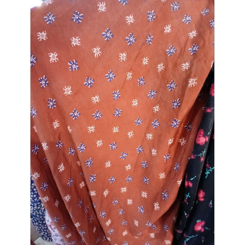 Kain/Bahan satin silk motif kembang//Bahan maxmara silk motif kembang meteran//Kain silk motif meter