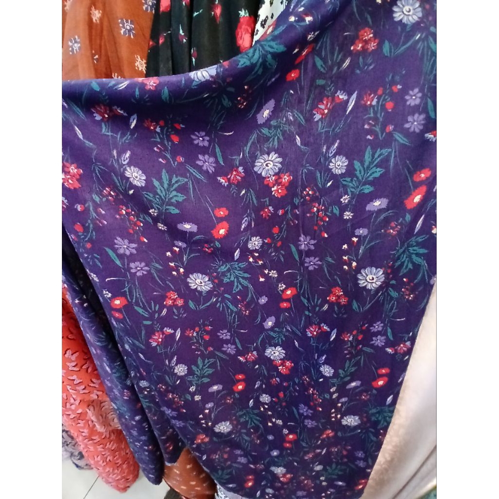 Kain/Bahan satin silk motif kembang//Bahan maxmara motif kembang//Kain maxmara silk meteran//Bahan s