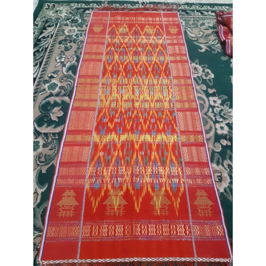 Uis Nipes Karo Merah Sutra Rumah Adat