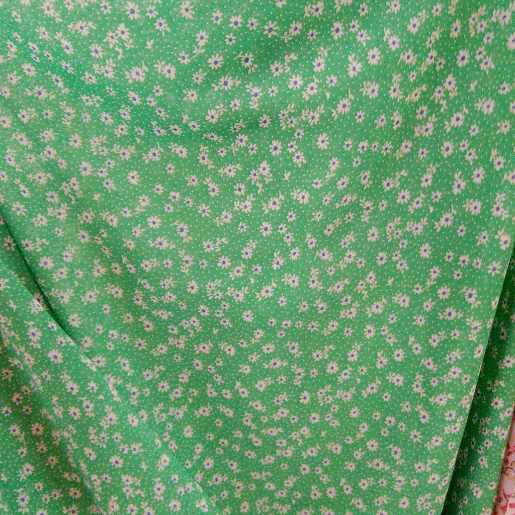 Kain Sifon Hijau Motif Daisy – Bunga Mini Kekinian, Bahan Ringan (Harga Kain Per½ Meter)