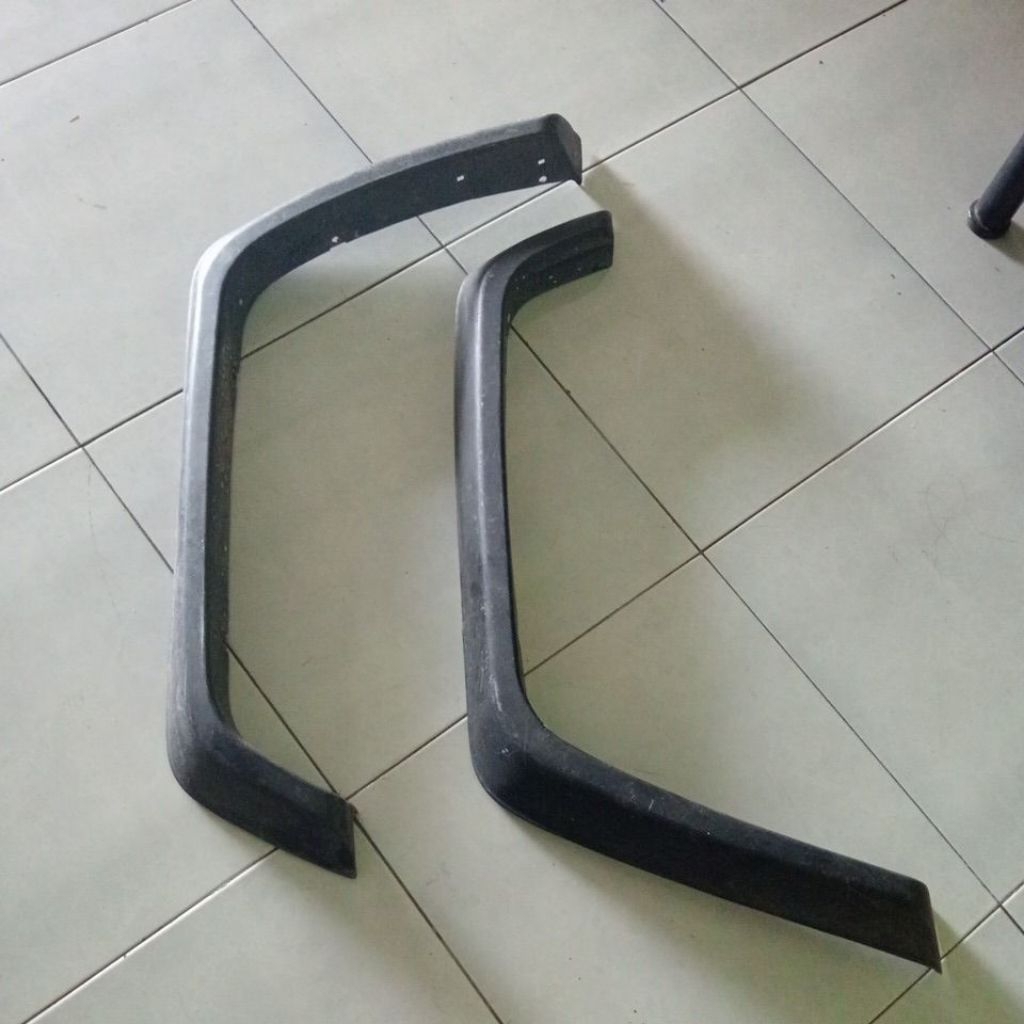 Lis over fender Daihatsu Feroza Taft depan kanan dan kiri original Daihatsu