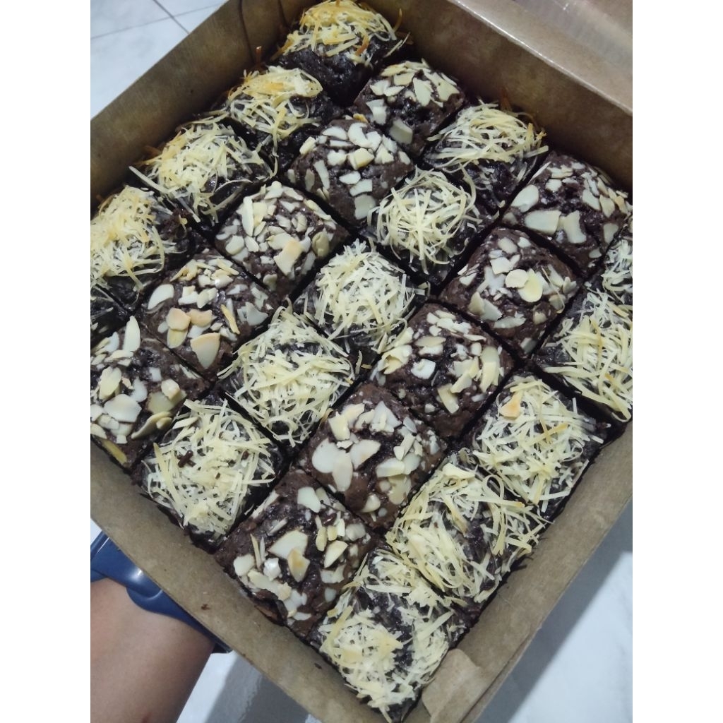 

Mix Fudgy Brownies isi 25 Brownies sekat Solo Sukoharjo