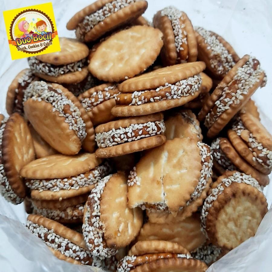 

Kue Marie Wijen DAUN Biskuit Caramel 250 Gram - Duo Bocil Snack