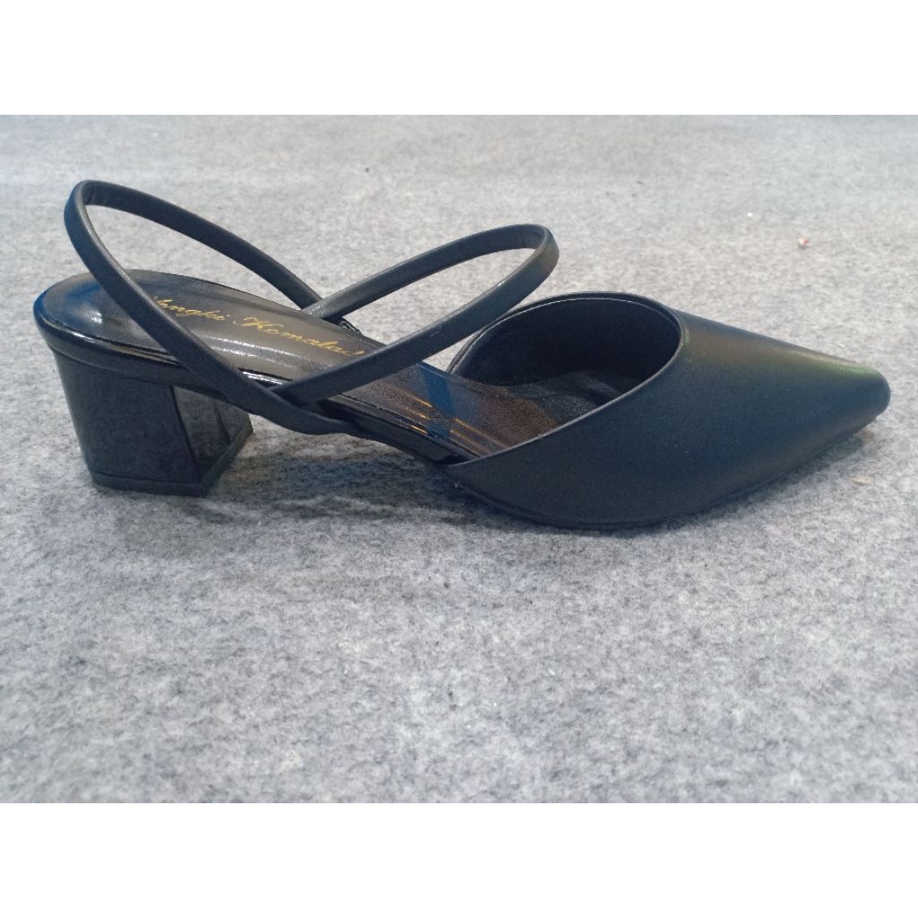 Yongki Komaladi sandal wanita