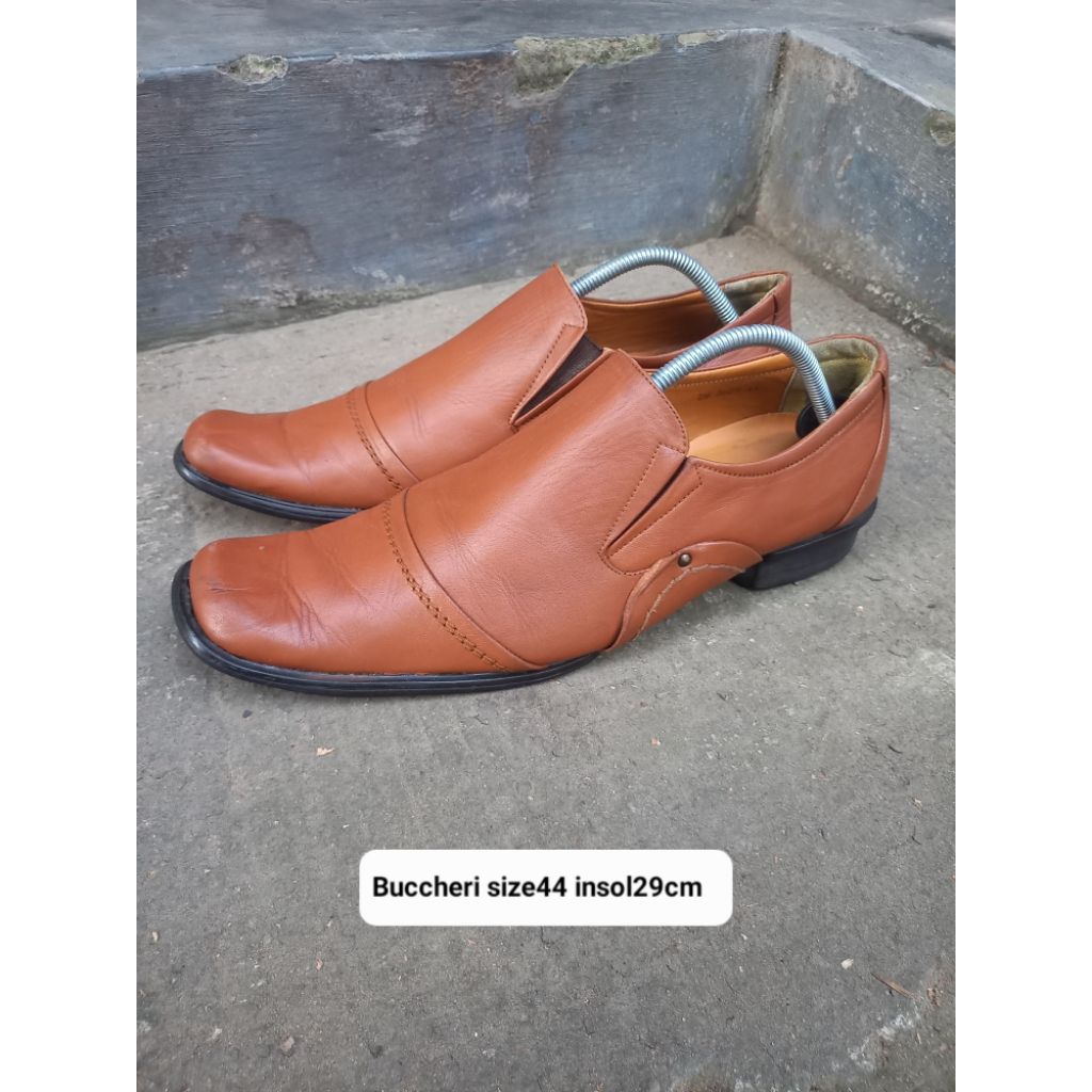 Sepatu pantovel Pria kulit original merk Bucheri size44 insol29cm
