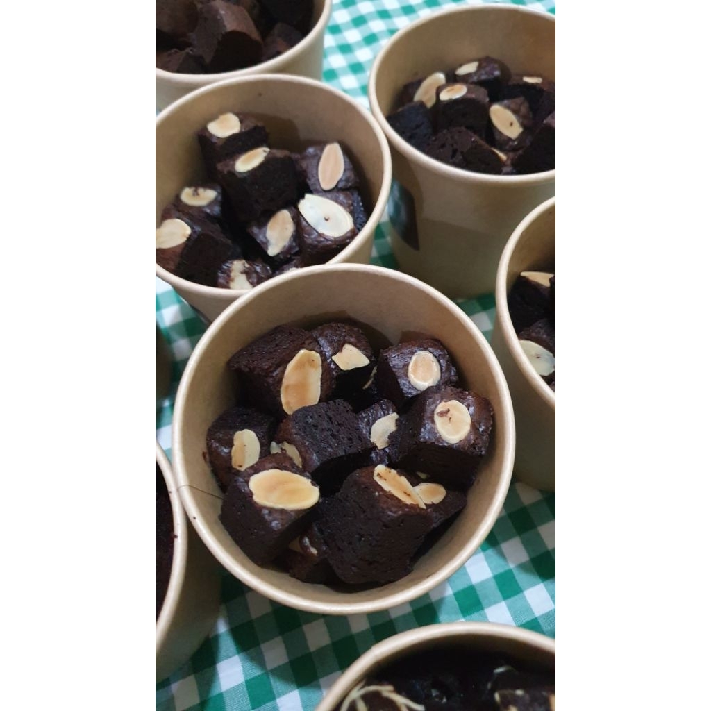 

FUDGY BROWNIES | TEMEN NGOPI | CEMILAN SORE | BROWNIES NYOKLAT | ALMOND | CHEESE | ORIGINAL