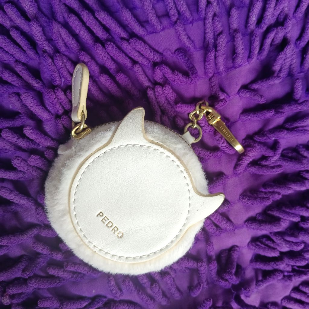 mainan tas / tempat koin bulu putih pedro preloved