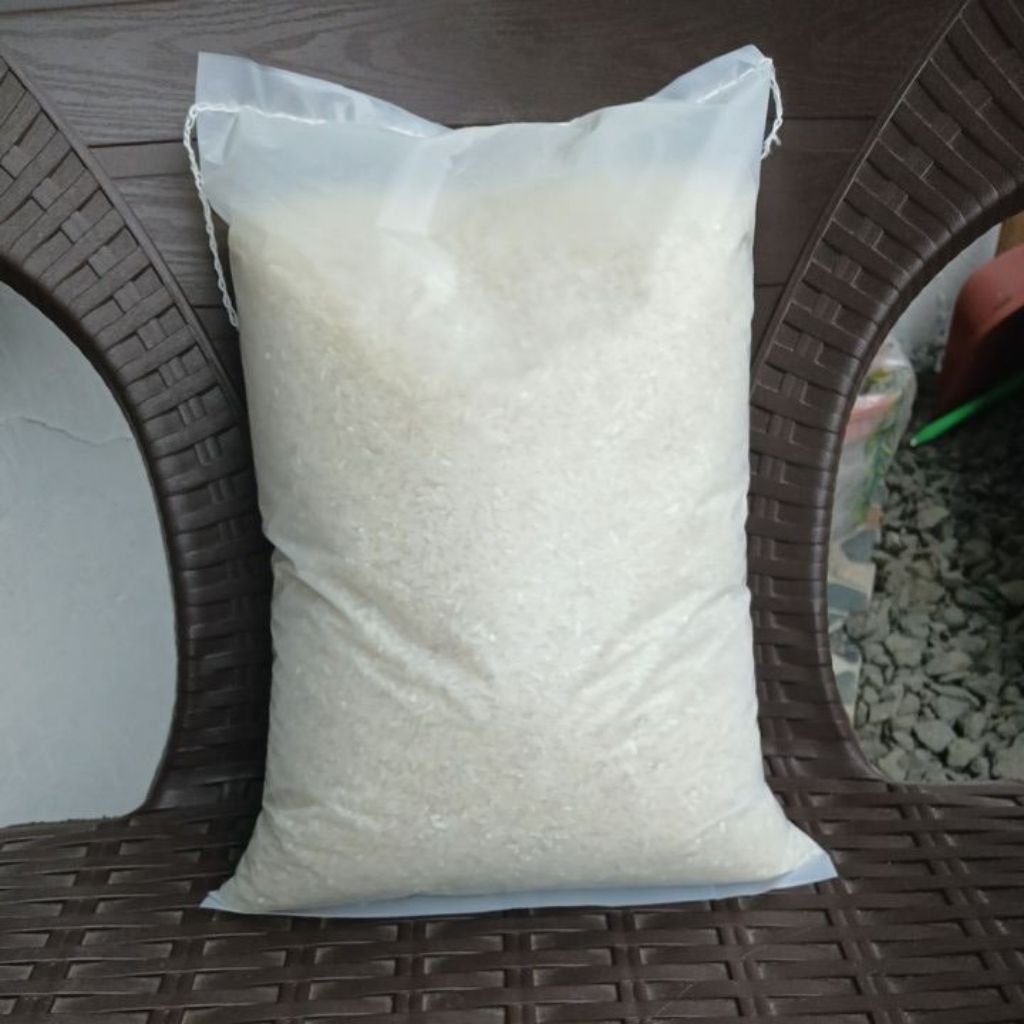 

Beras premium pulen 3L dan 4L tanpa merk