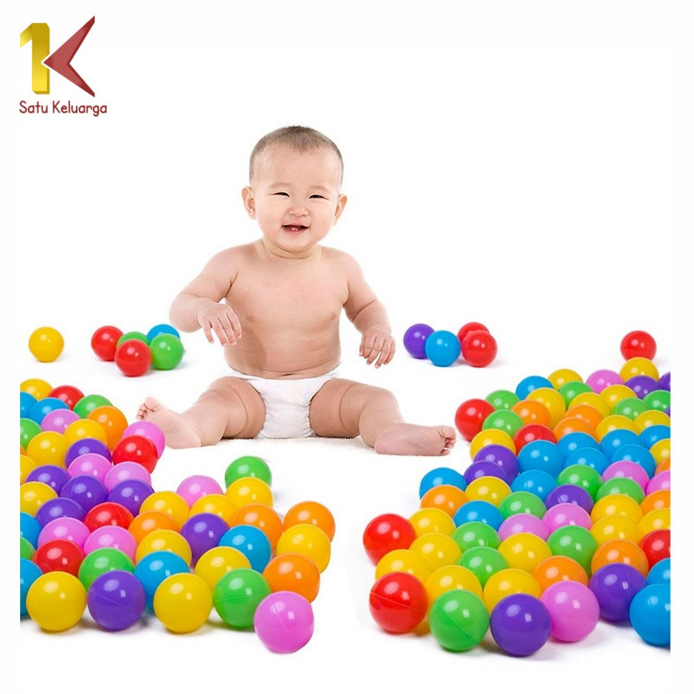 Satu Keluarga Mainan Mandi Bola M28 Bahan Plastik Warna Warni Isi 50PCS Untuk Tenda Keranjang Mandi 