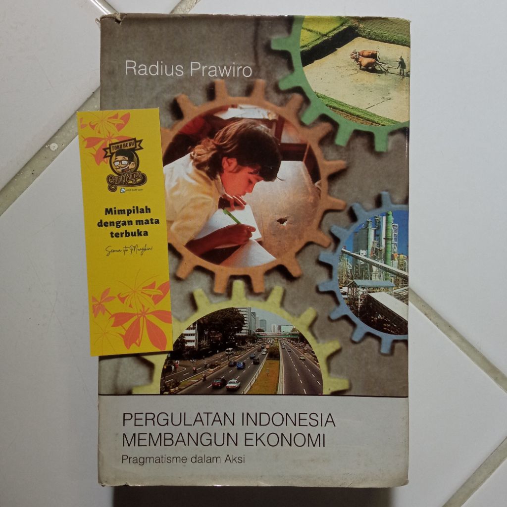 Buku Pergulatan Indonesia Membangun Ekonomi (Pragmatisme dalam Aksi) - Radius Prawiro
