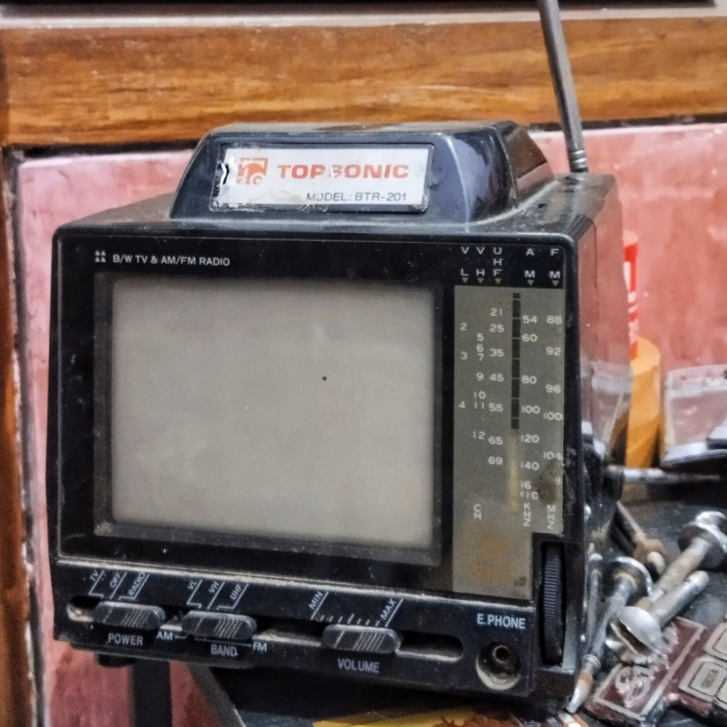 radio tv jadul pajangan antik cafe