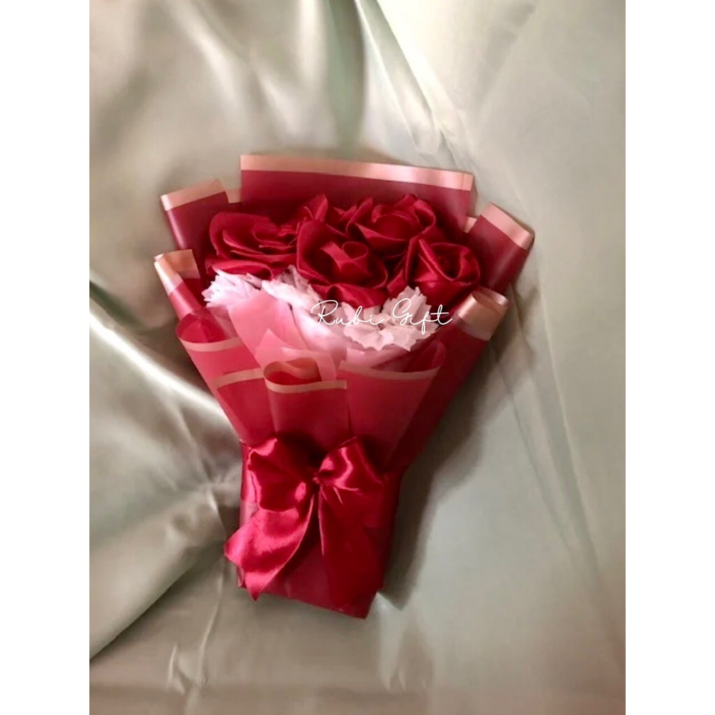 

Buket Bunga Mawar Pita Satin Merah Maroon