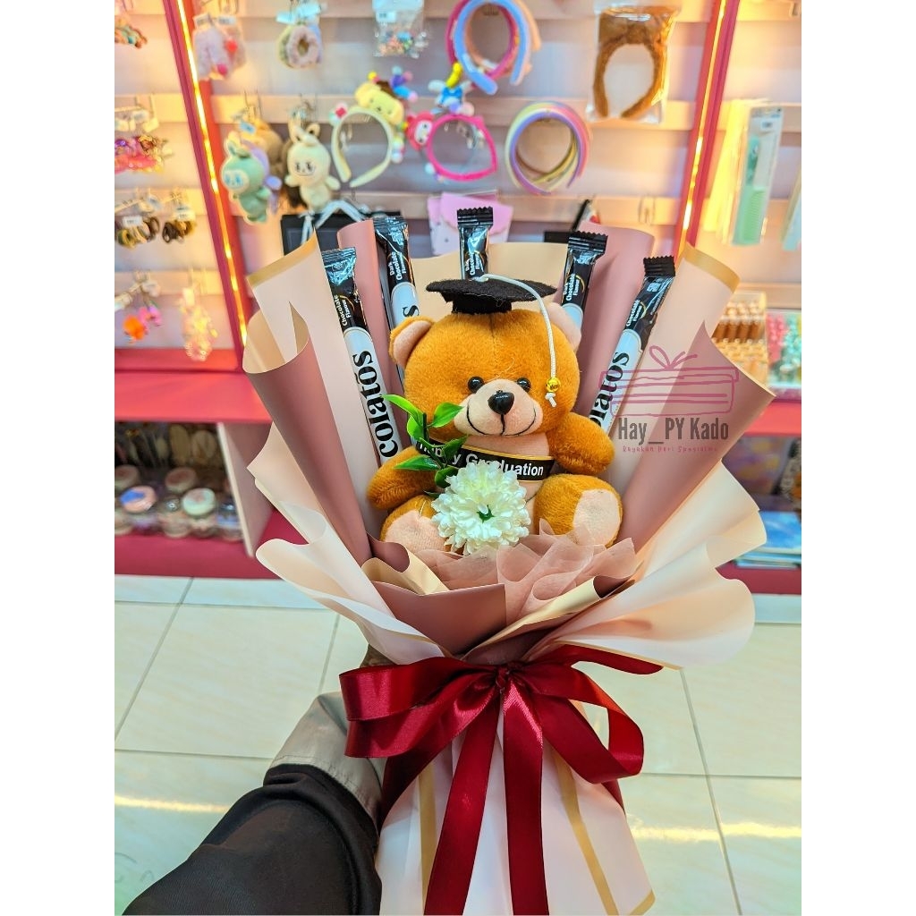 

Bouqet boneka wisuda dan snack.
