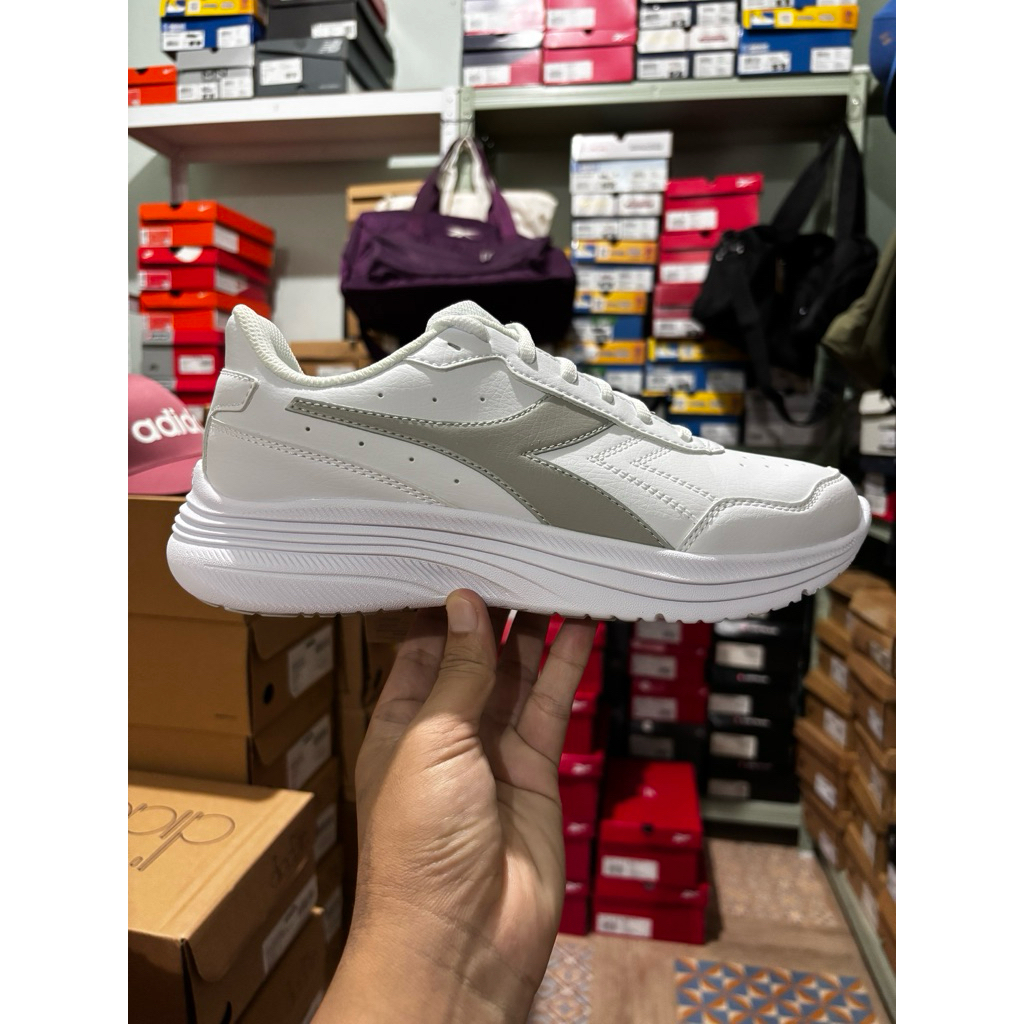 Sepatu diadora EAGLE 8 SL W running women white