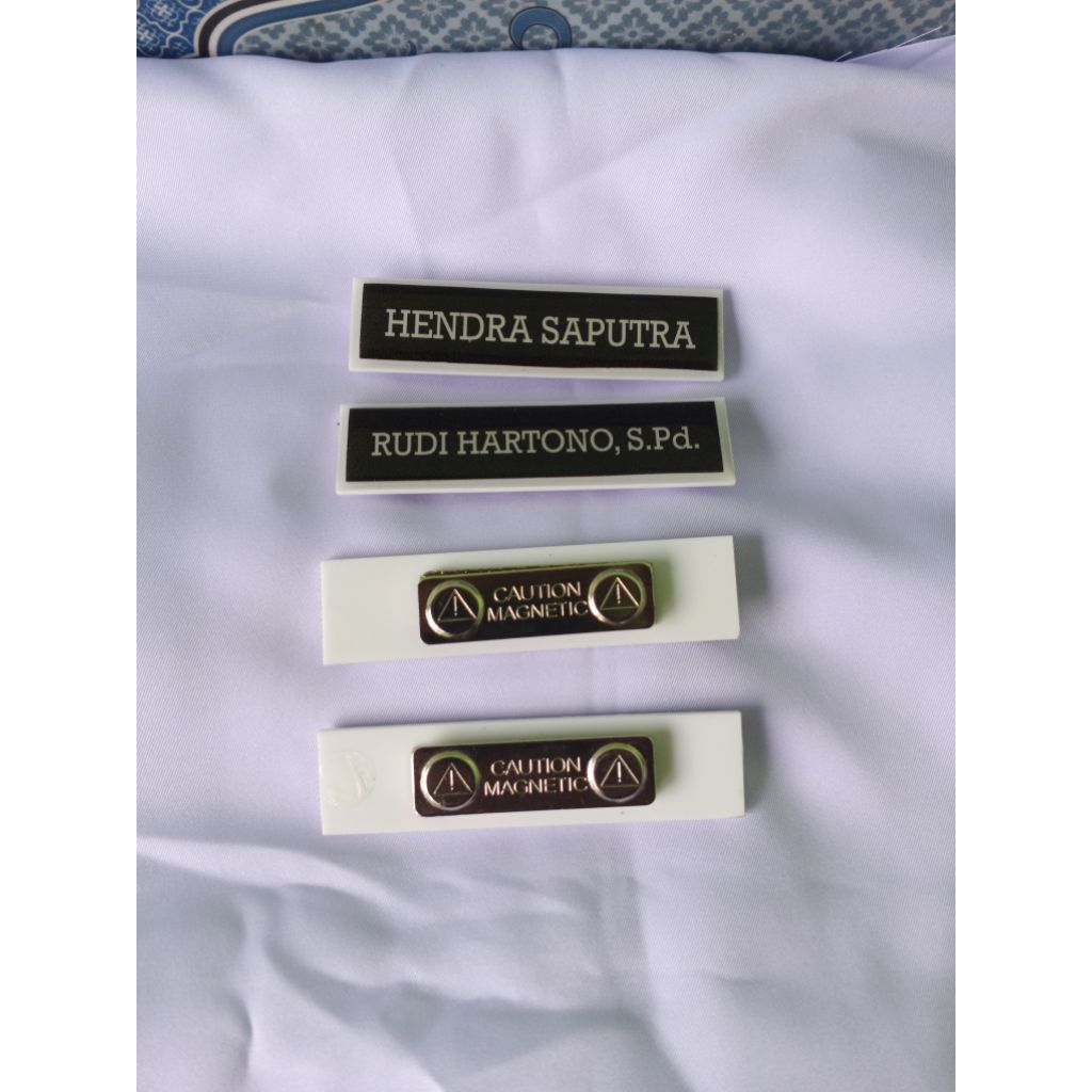

Name tag/papan nama dada bahan akrilik resin