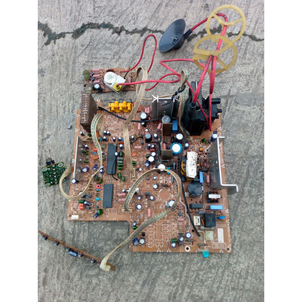 Mesin TV tabung flat 15inc merk Polytron, normal.