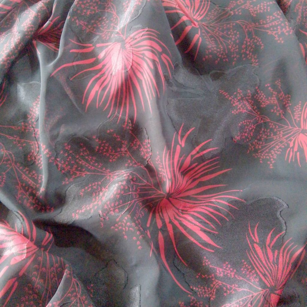 Kain Sifon Uragiri Motif Bunga Merah Mewah, Halus & Elegan(Harga Kain Per½ Meter)