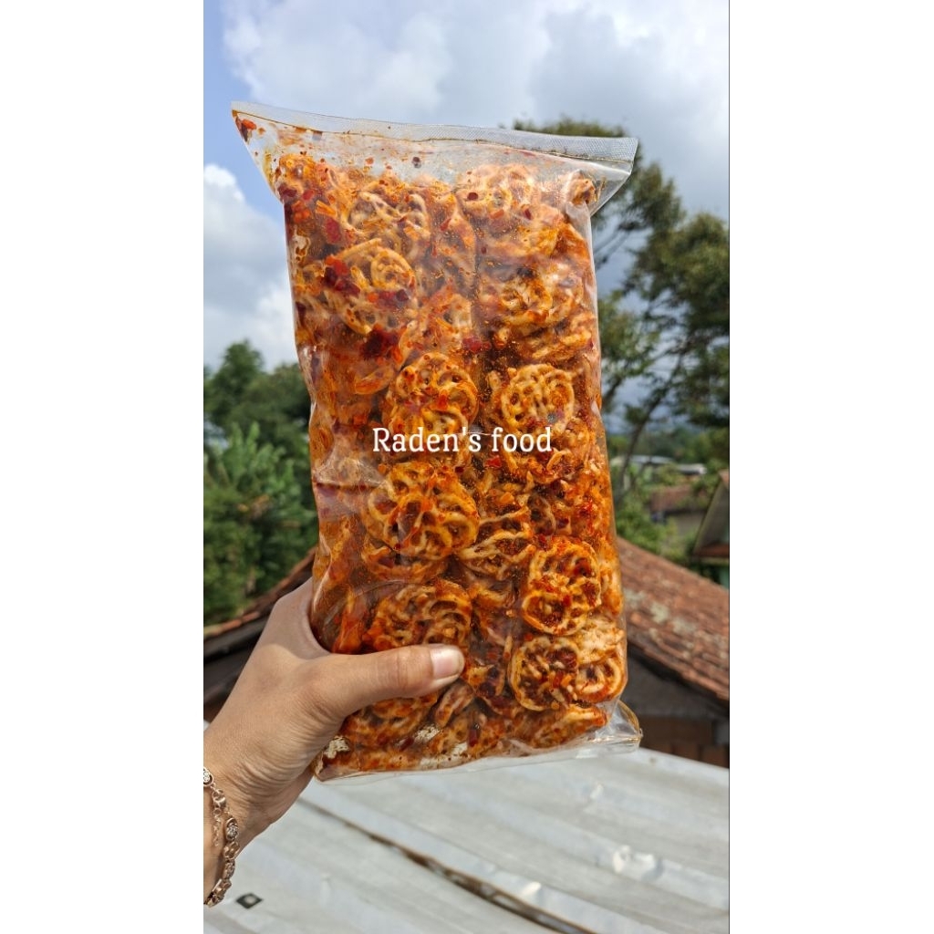 

Kerupuk kriuk seblak rafael pedas daun jeruk 500gram