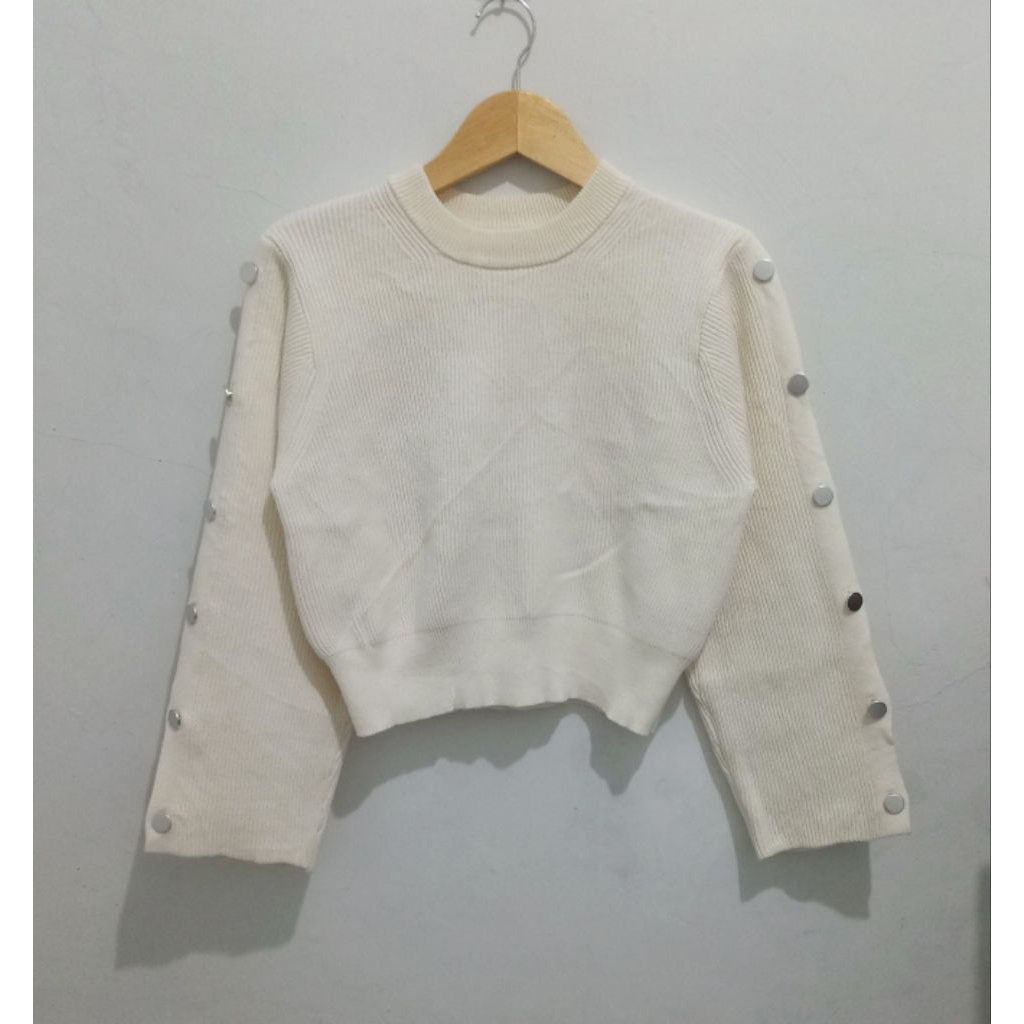 Sweater Crop Kancing Lengan Panjang Brand Opaque.Clip