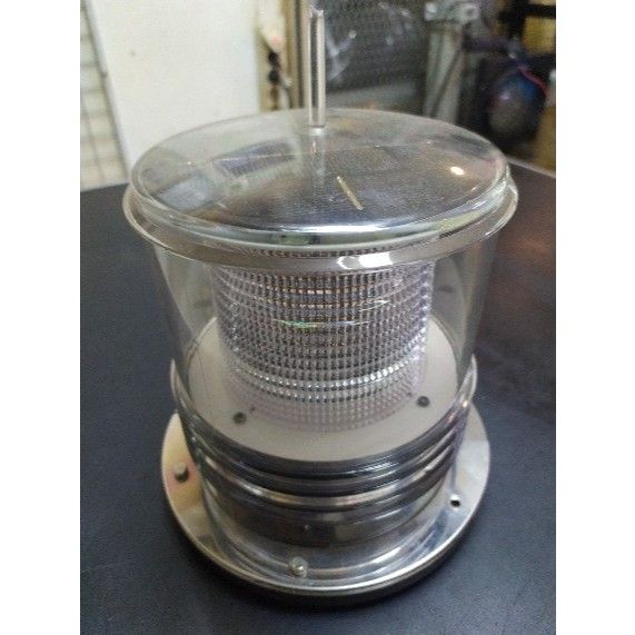 Lampu tower panel surya warna merah