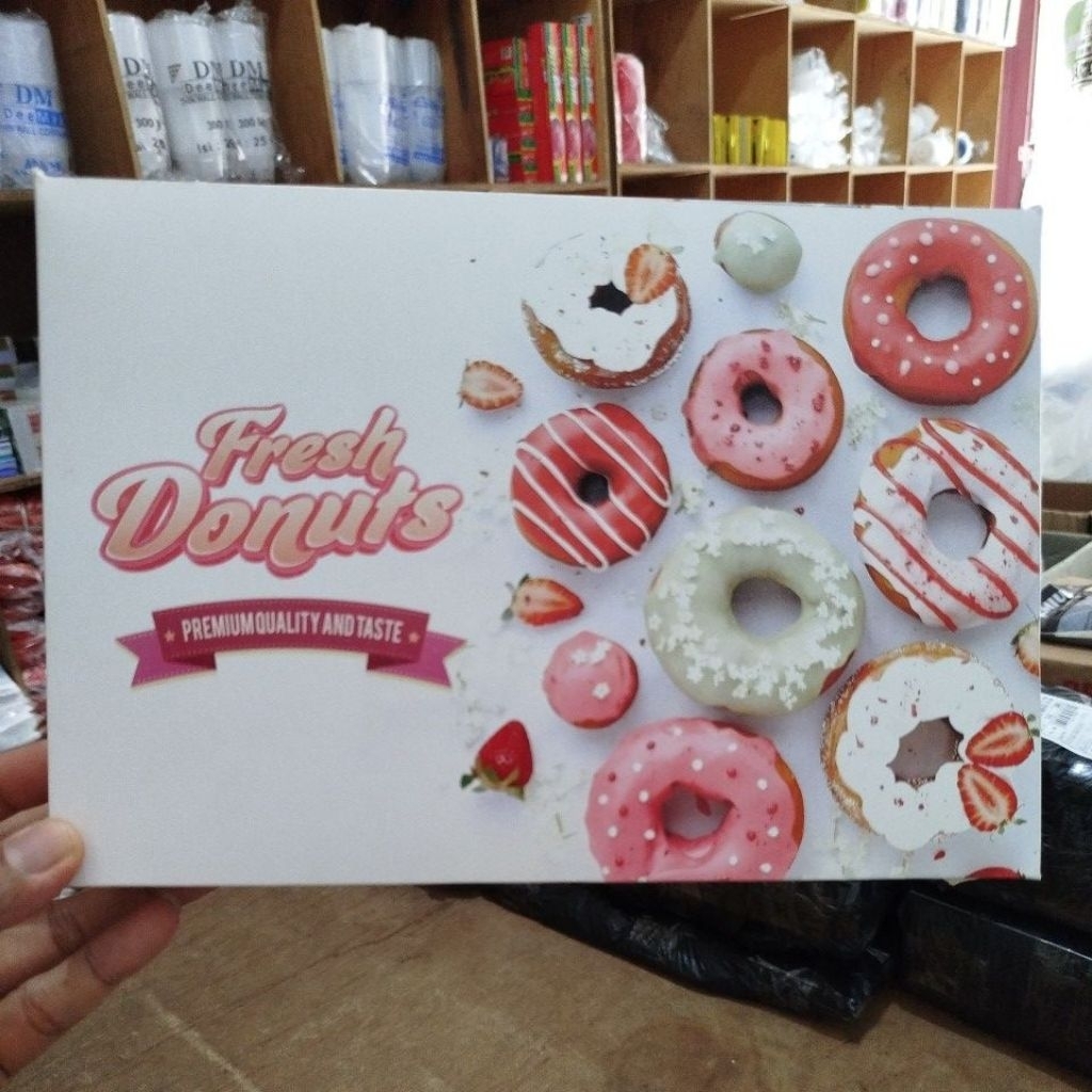 

Kotak Donat isi 6 IVORI PUTIH MOTIF ( 27x18,5x5,5)